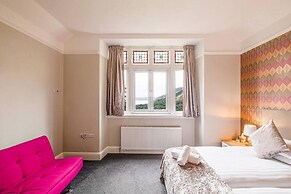 Delightful Holiday Home With sea Views and Hot Tub