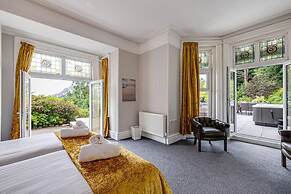 Delightful Holiday Home With sea Views and Hot Tub