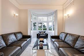 Delightful Holiday Home With sea Views and Hot Tub