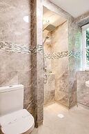 Delightful Holiday Home With sea Views and Hot Tub