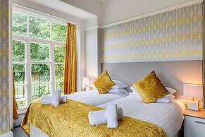 Delightful Holiday Home With sea Views and Hot Tub