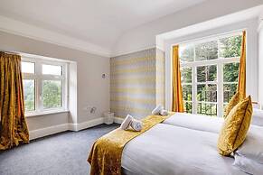 Delightful Holiday Home With sea Views and Hot Tub