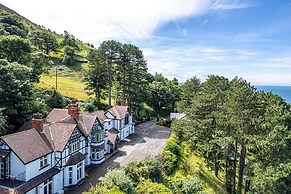 Delightful Holiday Home With sea Views and Hot Tub
