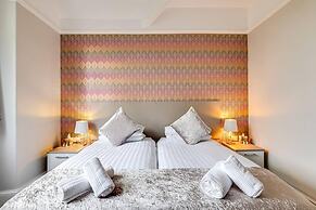 Delightful Holiday Home With sea Views and Hot Tub