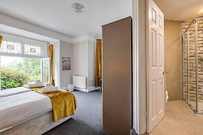 Delightful Holiday Home With sea Views and Hot Tub