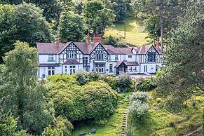 Delightful Holiday Home With sea Views and Hot Tub