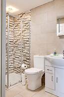 Delightful Holiday Home With sea Views and Hot Tub