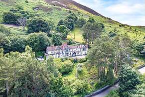 Delightful Holiday Home With sea Views and Hot Tub