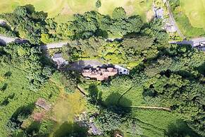 Delightful Holiday Home With sea Views and Hot Tub