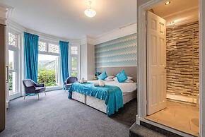 Delightful Holiday Home With sea Views and Hot Tub