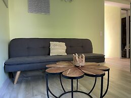 Prime 2Br Apt Next to Train Station