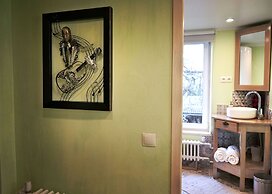 Prime 2Br Apt Next to Train Station