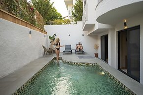 Icon Beach Suites Hotel