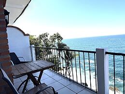 Traditional Sierra Leon Oceanfront Rooms