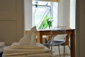 Crescent House Apartments