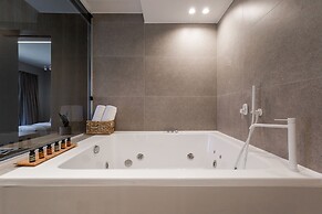 Noemie Luxury Suites