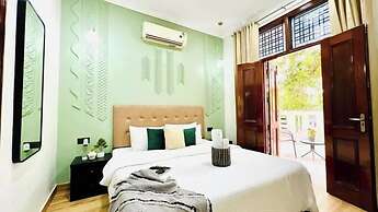 BluO Awesome 1BHK DLF Galleria Market ,Gym TT