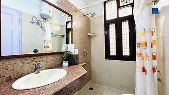 BluO Awesome 1BHK DLF Galleria Market ,Gym TT