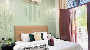 BluO Awesome 1BHK DLF Galleria Market ,Gym TT