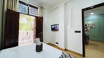 BluO Awesome 1BHK DLF Galleria Market ,Gym TT