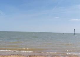 Adorable 2 Bedroom Caravan in Clacton-on-sea