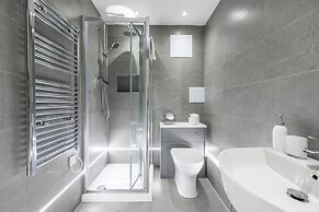 Stunning 2-bed Apartment in Camberley