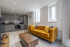 Stunning 2-bed Apartment in Camberley