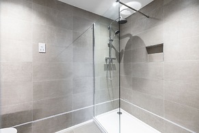 Stunning 2-bed Apartment in Camberley
