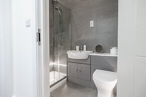 Impeccable 2-bed Apartment in Camberley