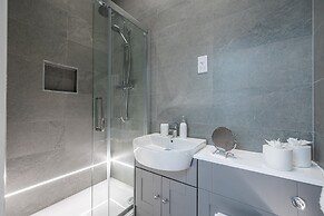 Impeccable 2-bed Apartment in Camberley