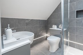 Impeccable 2-bed Apartment in Camberley