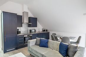 Impeccable 2-bed Apartment in Camberley