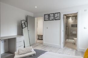 Remarkable 2-bed Apartment in Camberley
