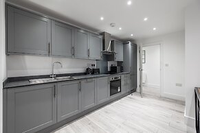 Remarkable 2-bed Apartment in Camberley