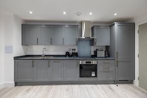 Remarkable 2-bed Apartment in Camberley