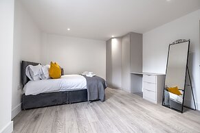 Remarkable 2-bed Apartment in Camberley