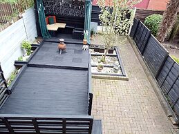 Beautiful 2-bed House in Bolton With Free Parking