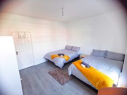 Charming 4-bed House in Manchester