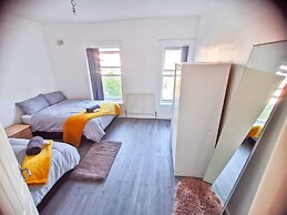 Charming 4-bed House in Manchester