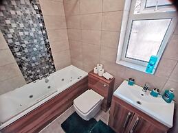 Charming 4-bed House in Manchester