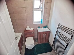 Charming 4-bed House in Manchester