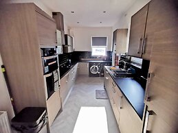 Charming 4-bed House in Manchester