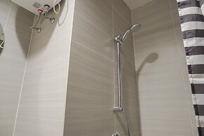 Comfort And Warm Studio Room At West Vista Apartment