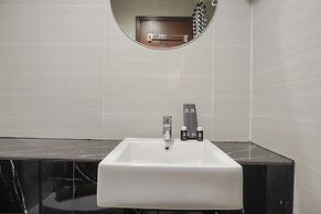 Comfort And Warm Studio Room At West Vista Apartment