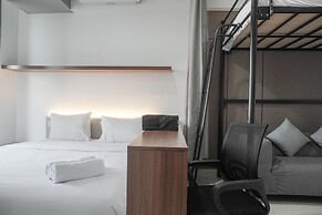 Comfort And Warm Studio Room At West Vista Apartment