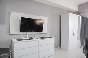 Comfort And Warm Studio Room At West Vista Apartment