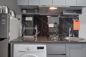 Comfort And Warm Studio Room At West Vista Apartment