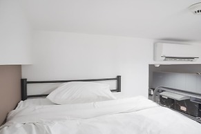 Comfort And Warm Studio Room At West Vista Apartment