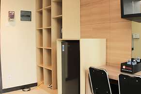 Comfort 1Br At Sky Terrace Apartment