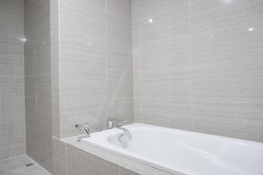 Spacious And Nice 2Br At Hillcrest House Apartment